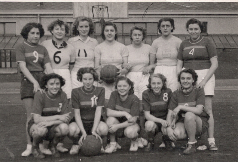 11 - Ascq - La jeune France - Basket équipe féminine1 1950-1951.jpg